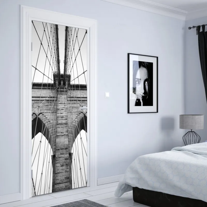 Naklejka na drzwi monochromatyczny most wiszący w perspektywie – Wallissimo® Naklejka na drzwi monochromatyczny most wiszący w perspektywie – Wallissimo®