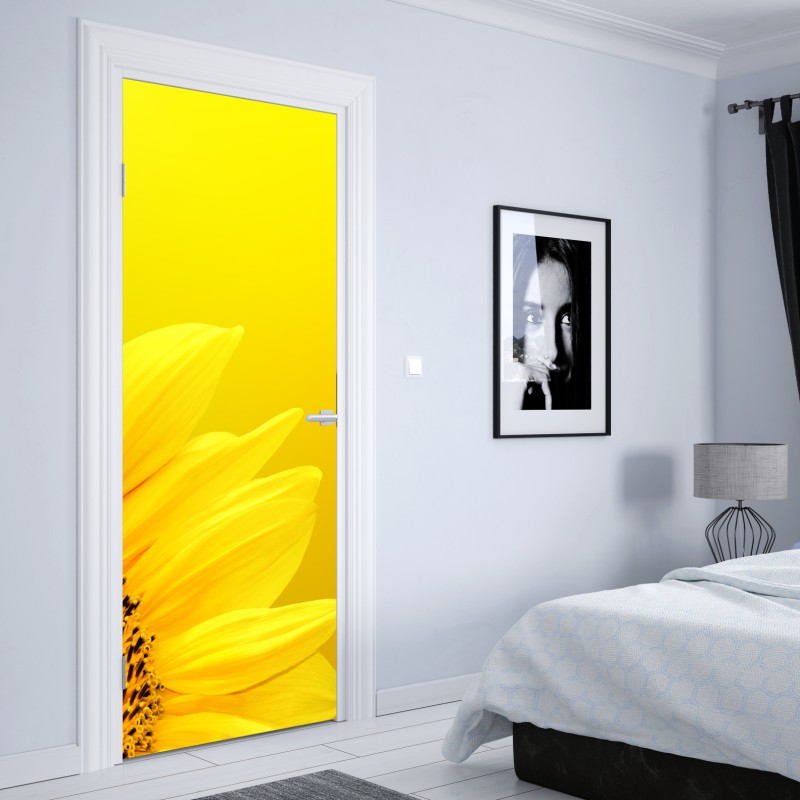 Naklejka na drzwi żywy słonecznik z bliska na żółtym tle – Wallissimo® Naklejka na drzwi żywy słonecznik z bliska na żółtym tle – Wallissimo®