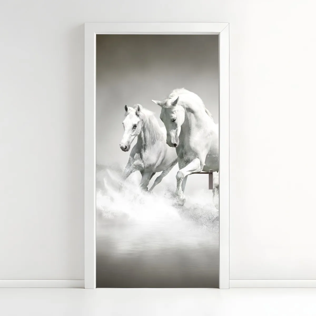 Naklejka na drzwi trzy białe konie galopujące przez wodę – Wallissimo® Naklejka na drzwi trzy białe konie galopujące przez wodę – Wallissimo®