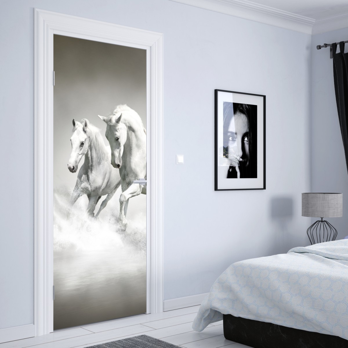 Naklejka na drzwi trzy białe konie galopujące przez wodę – Wallissimo® Naklejka na drzwi trzy białe konie galopujące przez wodę – Wallissimo®