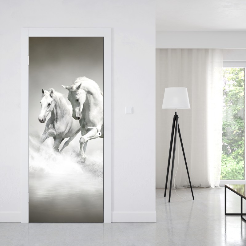 Naklejka na drzwi trzy białe konie galopujące przez wodę – Wallissimo® Naklejka na drzwi trzy białe konie galopujące przez wodę – Wallissimo®
