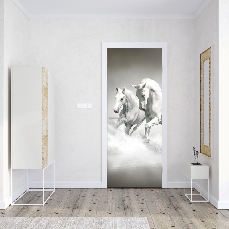 Naklejka na drzwi trzy białe konie galopujące przez wodę – Wallissimo® Naklejka na drzwi trzy białe konie galopujące przez wodę – Wallissimo®