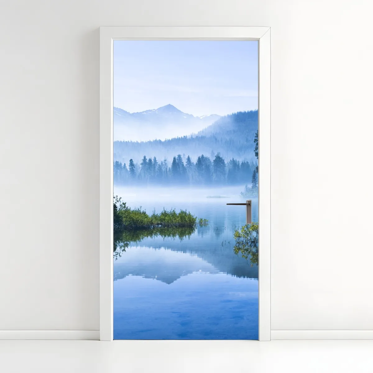 Naklejka na drzwi mglista górska tafla jeziora z odbiciem – Wallissimo® Naklejka na drzwi mglista górska tafla jeziora z odbiciem – Wallissimo®