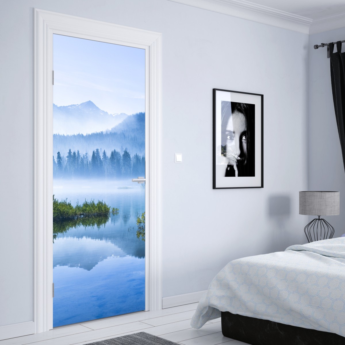 Naklejka na drzwi mglista górska tafla jeziora z odbiciem – Wallissimo® Naklejka na drzwi mglista górska tafla jeziora z odbiciem – Wallissimo®