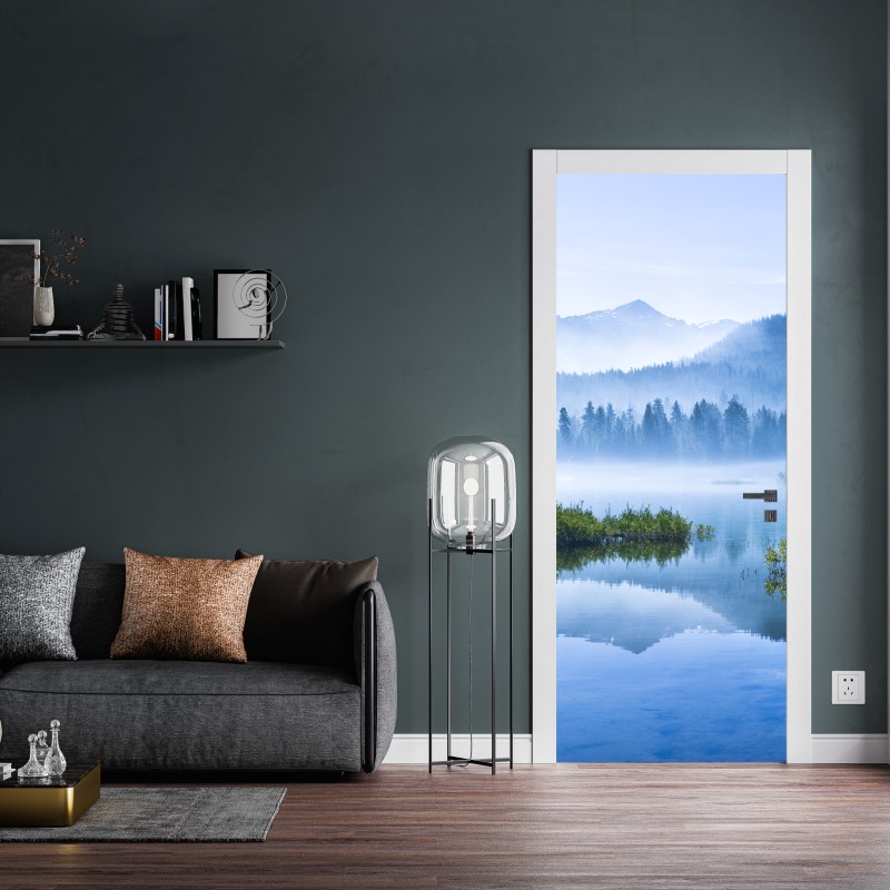 Naklejka na drzwi mglista górska tafla jeziora z odbiciem – Wallissimo® Naklejka na drzwi mglista górska tafla jeziora z odbiciem – Wallissimo®