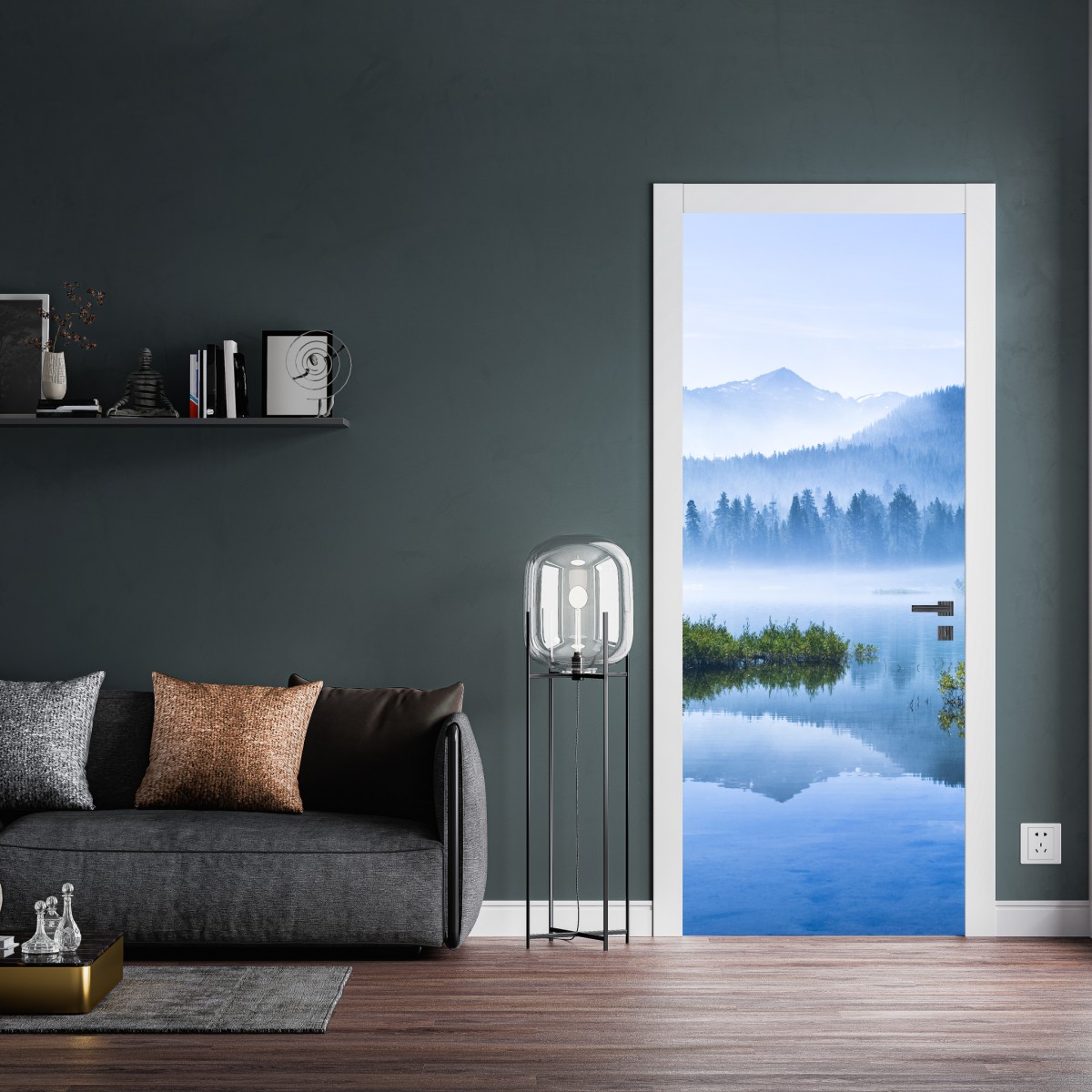 Naklejka na drzwi mglista górska tafla jeziora z odbiciem – Wallissimo® Naklejka na drzwi mglista górska tafla jeziora z odbiciem – Wallissimo®