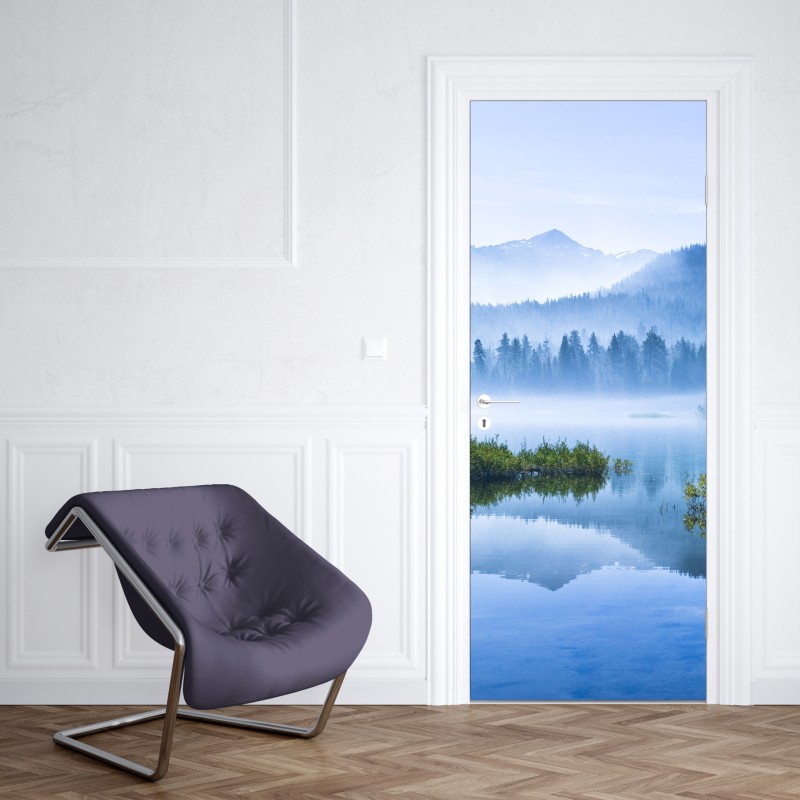 Naklejka na drzwi mglista górska tafla jeziora z odbiciem – Wallissimo® Naklejka na drzwi mglista górska tafla jeziora z odbiciem – Wallissimo®