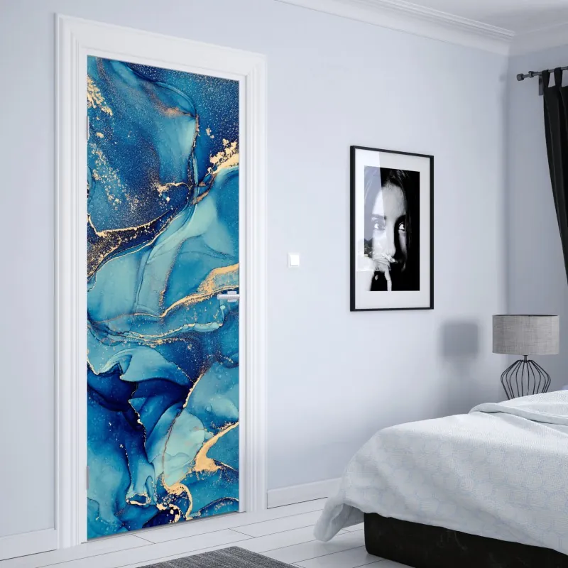 Naklejka na drzwi mglisty iglasty las z wodospadem – Wallissimo®