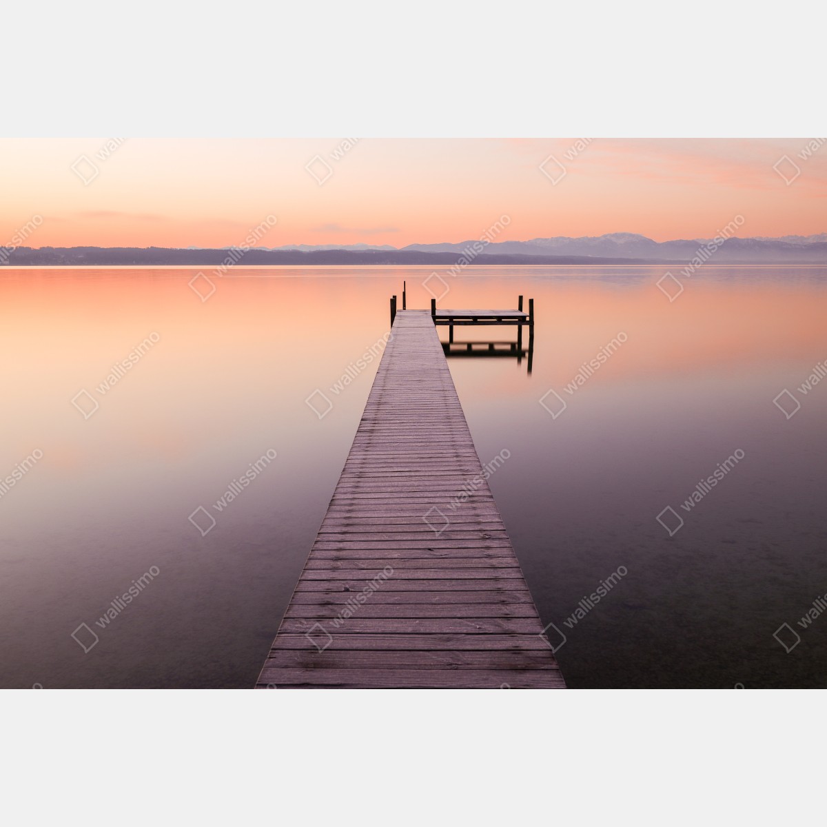 Naklejka na drzwi spokojne molo o wschodzie nad pastelowym jeziorem – Wallissimo® Naklejka na drzwi spokojne molo o wschodzie nad pastelowym jeziorem – Wallissimo®