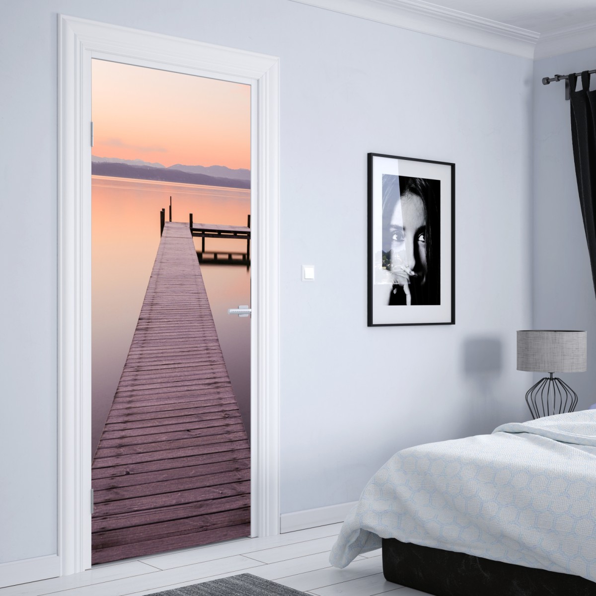 Naklejka na drzwi spokojne molo o wschodzie nad pastelowym jeziorem – Wallissimo® Naklejka na drzwi spokojne molo o wschodzie nad pastelowym jeziorem – Wallissimo®
