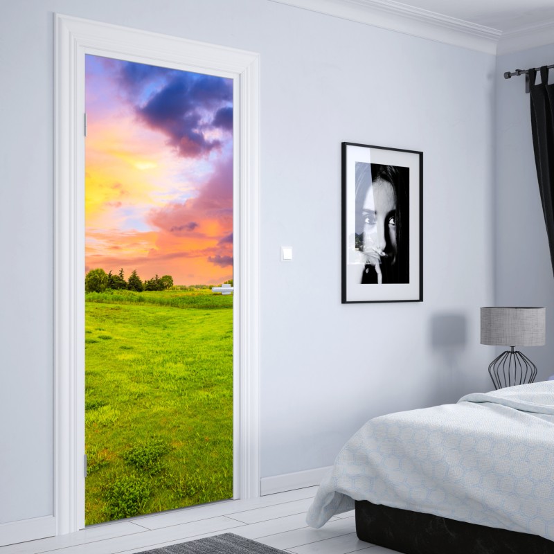Naklejka na drzwi zachód słońca nad zieloną łąką – Wallissimo® Naklejka na drzwi zachód słońca nad zieloną łąką – Wallissimo®