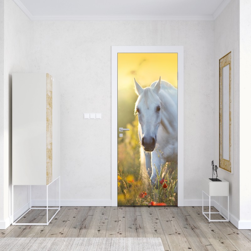 Naklejka na drzwi biały koń na łące maków o wschodzie słońca – Wallissimo® Naklejka na drzwi biały koń na łące maków o wschodzie słońca – Wallissimo®