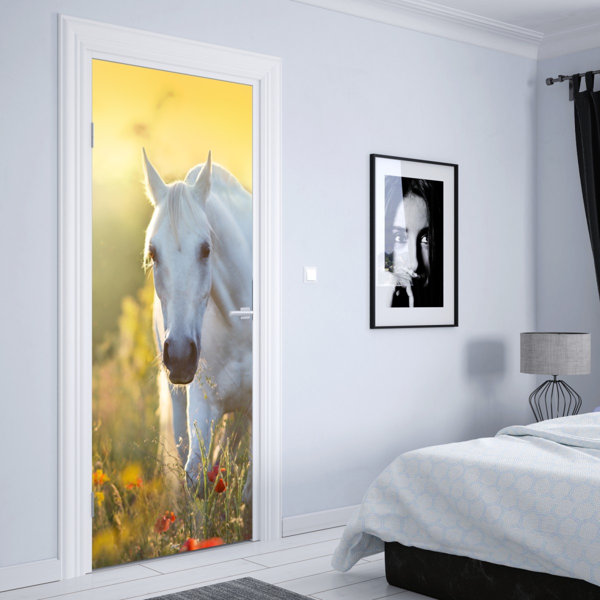 Naklejka na drzwi biały koń na łące maków o wschodzie słońca – Wallissimo® Naklejka na drzwi biały koń na łące maków o wschodzie słońca – Wallissimo®