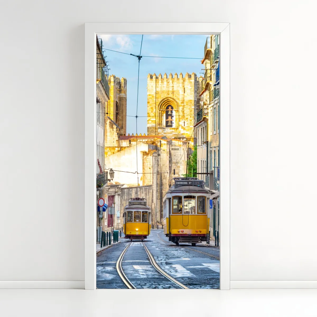 Naklejka na drzwi słoneczne tramwaje na zabytkowej ulicy Lizbony – Wallissimo® Naklejka na drzwi słoneczne tramwaje na zabytkowej ulicy Lizbony – Wallissimo®