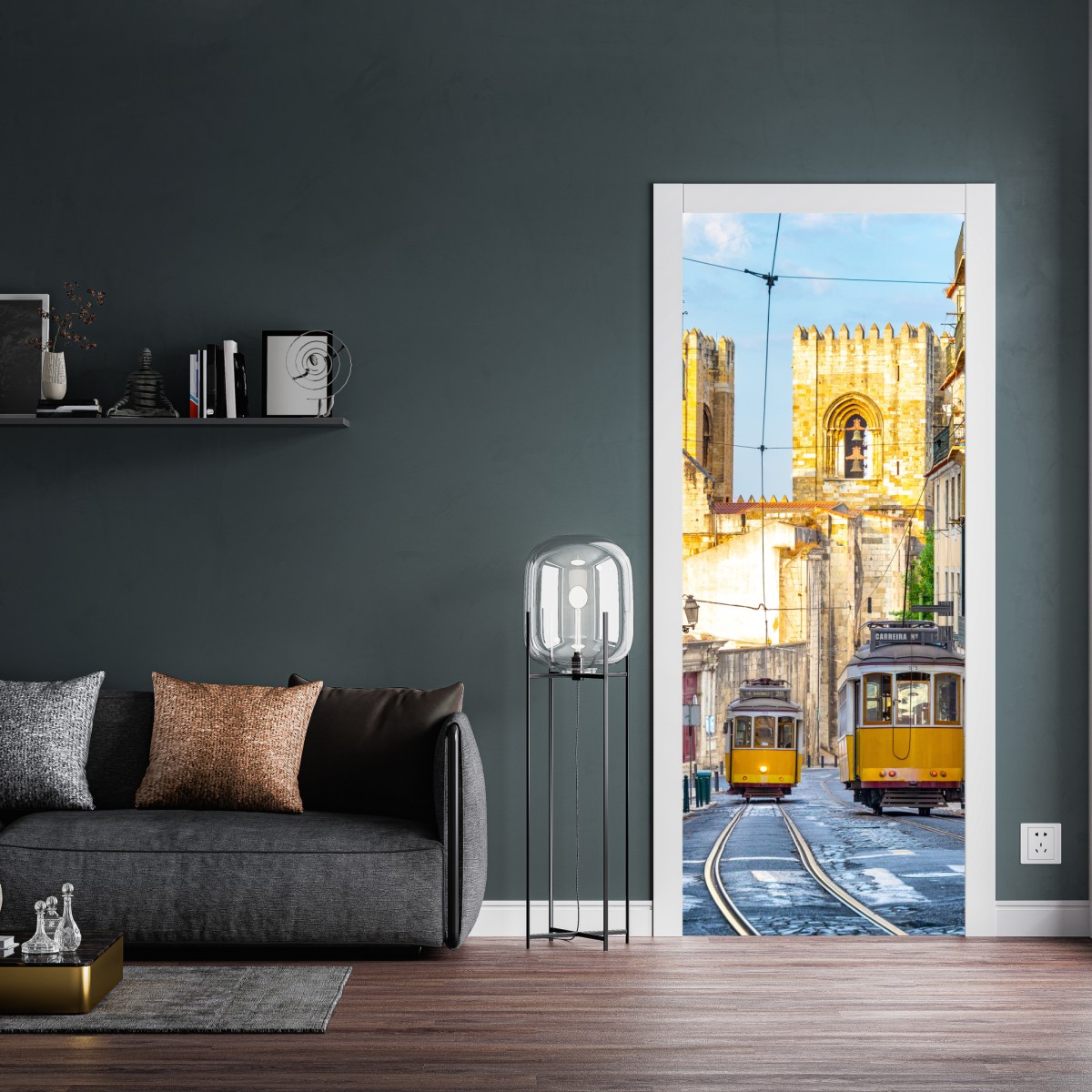 Naklejka na drzwi słoneczne tramwaje na zabytkowej ulicy Lizbony – Wallissimo® Naklejka na drzwi słoneczne tramwaje na zabytkowej ulicy Lizbony – Wallissimo®