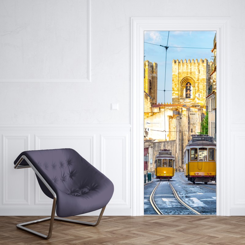 Naklejka na drzwi słoneczne tramwaje na zabytkowej ulicy Lizbony – Wallissimo® Naklejka na drzwi słoneczne tramwaje na zabytkowej ulicy Lizbony – Wallissimo®