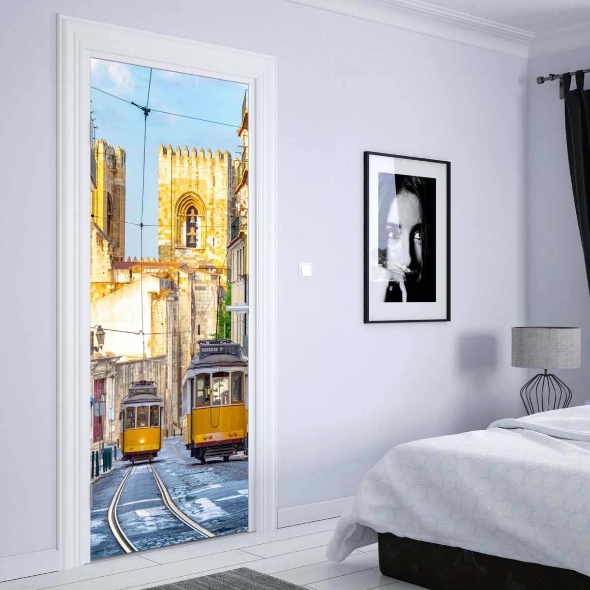 Naklejka na drzwi słoneczne tramwaje na zabytkowej ulicy Lizbony – Wallissimo® Naklejka na drzwi słoneczne tramwaje na zabytkowej ulicy Lizbony – Wallissimo®