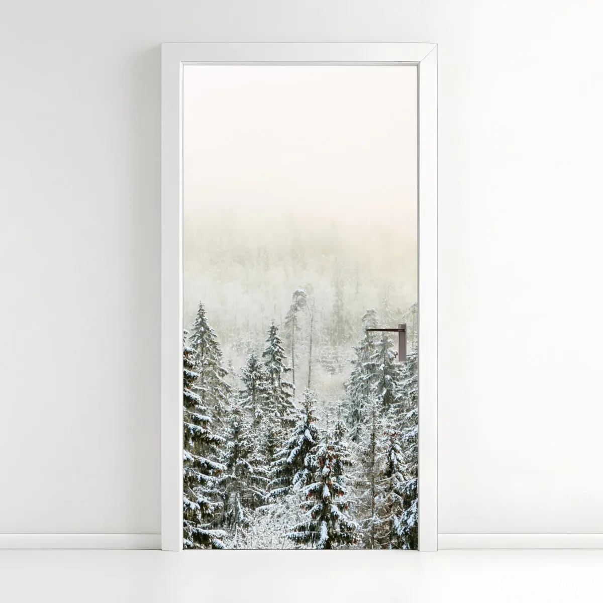 Naklejka na drzwi zimowy las w delikatnej mgle – Wallissimo® Naklejka na drzwi zimowy las w delikatnej mgle – Wallissimo®
