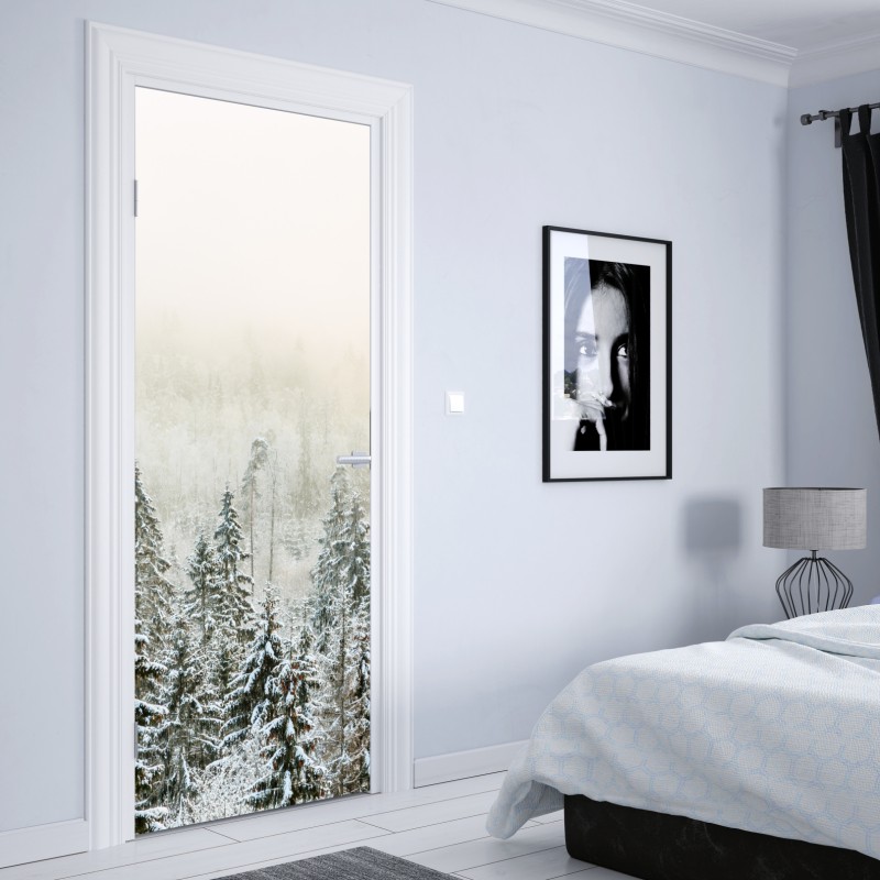 Naklejka na drzwi zimowy las w delikatnej mgle – Wallissimo® Naklejka na drzwi zimowy las w delikatnej mgle – Wallissimo®