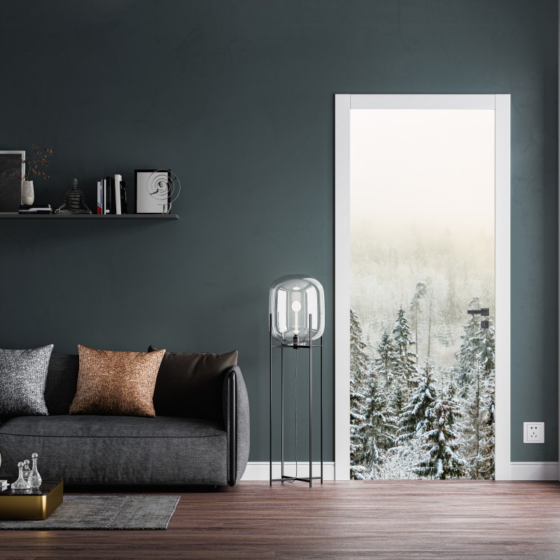 Naklejka na drzwi zimowy las w delikatnej mgle – Wallissimo® Naklejka na drzwi zimowy las w delikatnej mgle – Wallissimo®