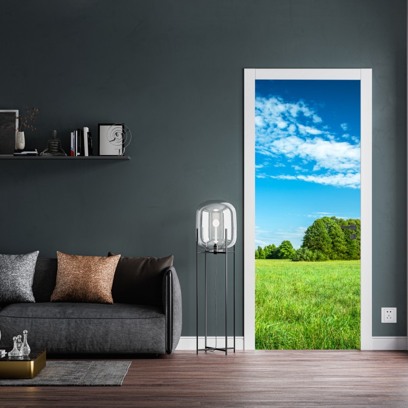 Naklejka na drzwi słoneczna zielona łąka pod niebieskim niebem – Wallissimo® Naklejka na drzwi słoneczna zielona łąka pod niebieskim niebem – Wallissimo®