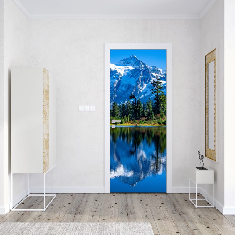 Naklejka na drzwi majestatyczne odbicie gór nad jeziorem – Wallissimo® Naklejka na drzwi majestatyczne odbicie gór nad jeziorem – Wallissimo®