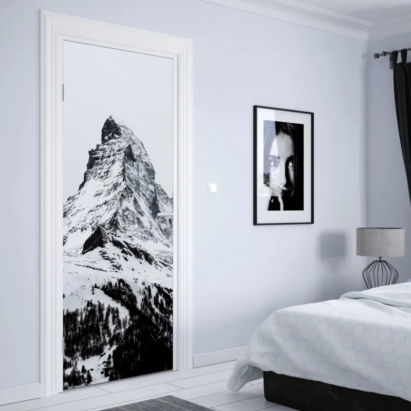 Naklejka na drzwi samotny pokryty śniegiem szczyt górski – Wallissimo® Naklejka na drzwi samotny pokryty śniegiem szczyt górski – Wallissimo®