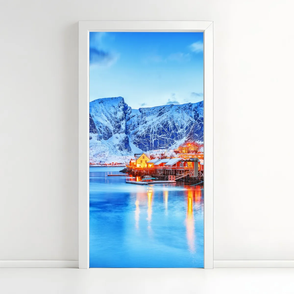 Naklejka na drzwi zaśnieżona nadmorska wioska u stóp gór – Wallissimo® Naklejka na drzwi zaśnieżona nadmorska wioska u stóp gór – Wallissimo®