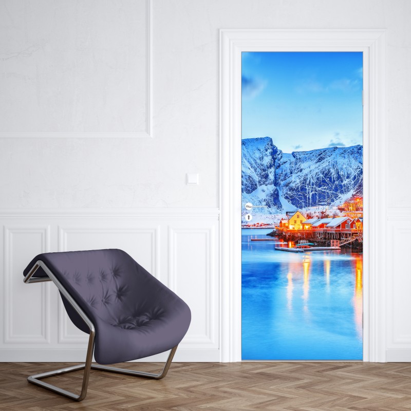Naklejka na drzwi zaśnieżona nadmorska wioska u stóp gór – Wallissimo® Naklejka na drzwi zaśnieżona nadmorska wioska u stóp gór – Wallissimo®