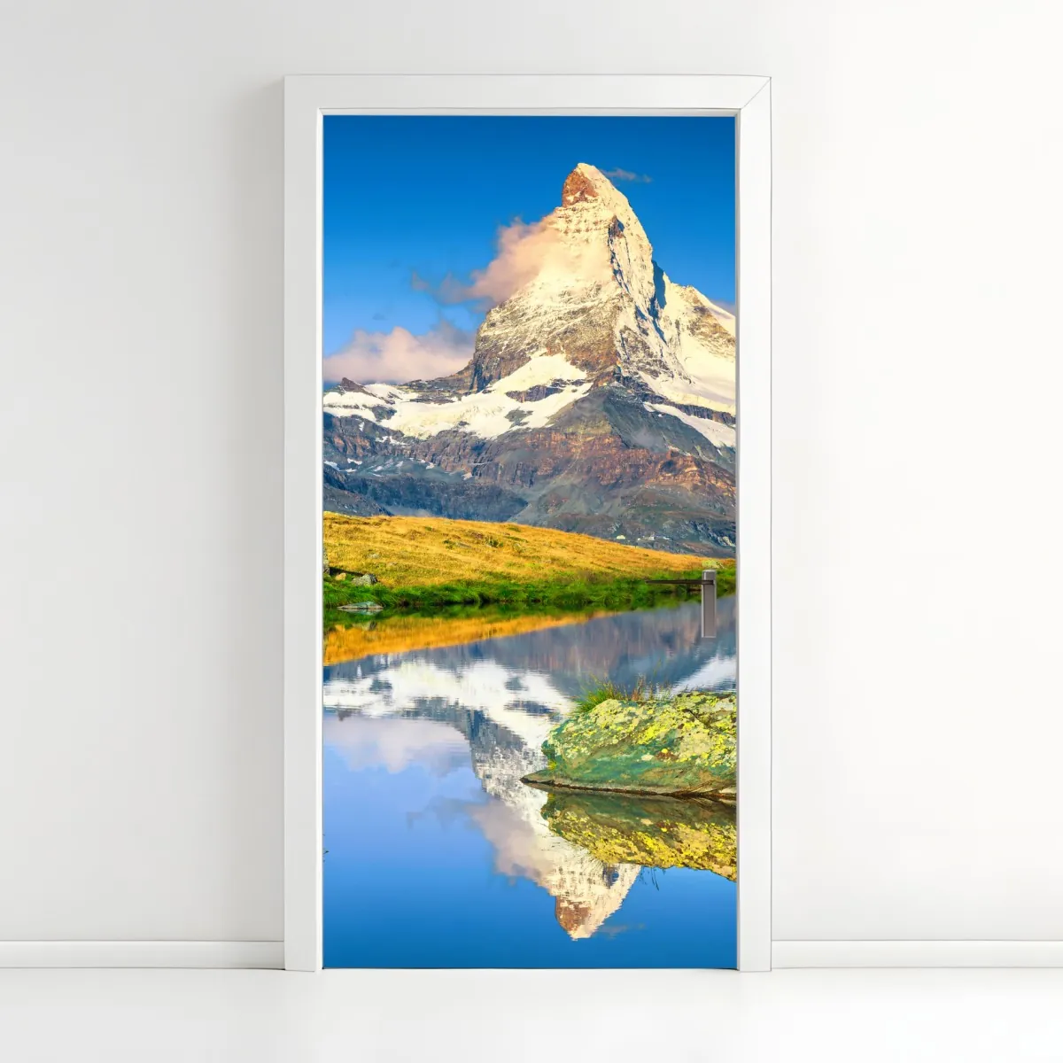 Naklejka na drzwi majestatyczny Matterhorn odbity w alpejskim jeziorze – Wallissimo® Naklejka na drzwi majestatyczny Matterhorn odbity w alpejskim jeziorze – Wallissimo®