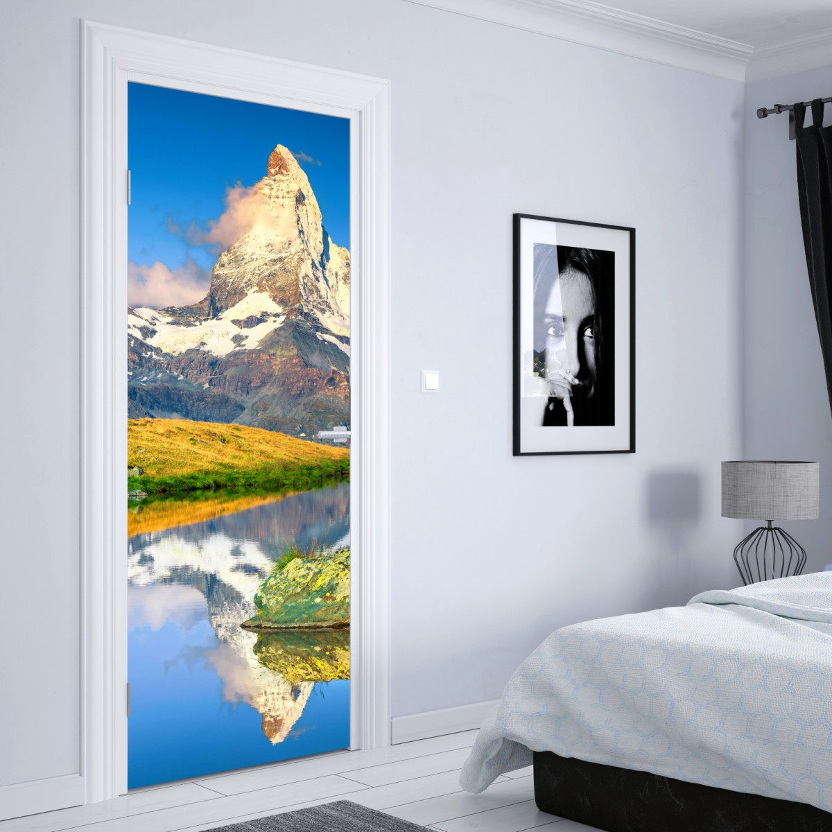 Naklejka na drzwi majestatyczny Matterhorn odbity w alpejskim jeziorze – Wallissimo® Naklejka na drzwi majestatyczny Matterhorn odbity w alpejskim jeziorze – Wallissimo®