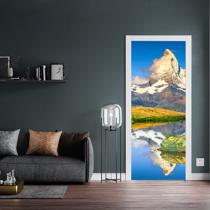 Naklejka na drzwi majestatyczny Matterhorn odbity w alpejskim jeziorze – Wallissimo® Naklejka na drzwi majestatyczny Matterhorn odbity w alpejskim jeziorze – Wallissimo®