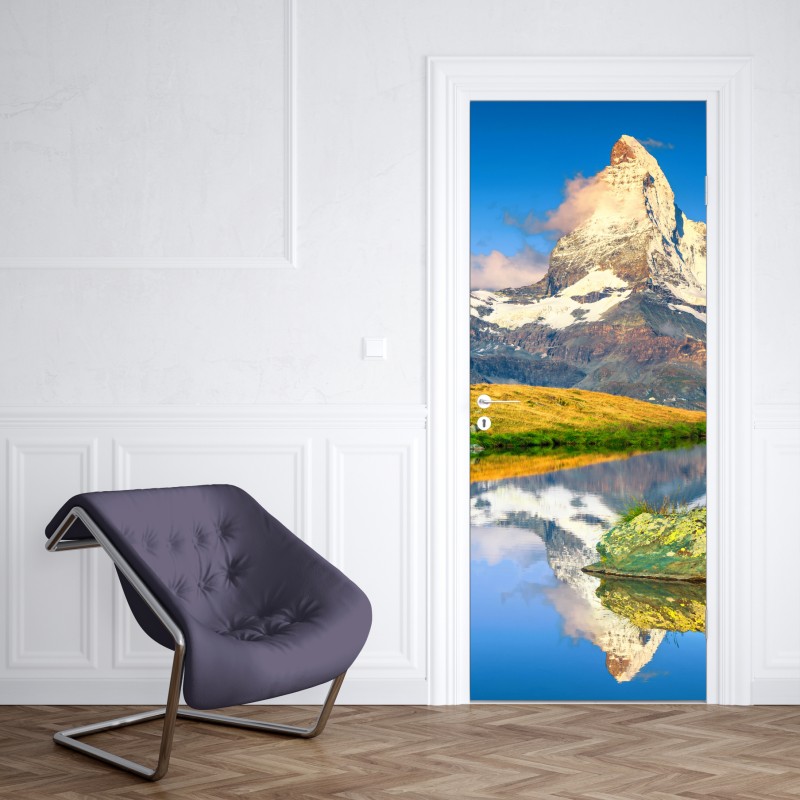 Naklejka na drzwi majestatyczny Matterhorn odbity w alpejskim jeziorze – Wallissimo® Naklejka na drzwi majestatyczny Matterhorn odbity w alpejskim jeziorze – Wallissimo®
