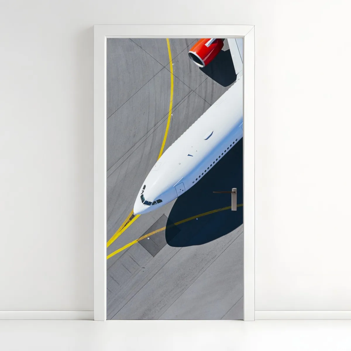 Naklejka na drzwi widok z lotu ptaka na samolot na płycie lotniska – Wallissimo® Naklejka na drzwi widok z lotu ptaka na samolot na płycie lotniska – Wallissimo®