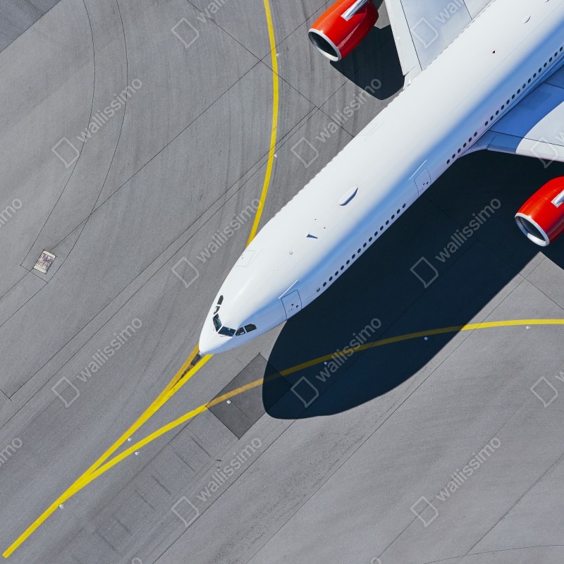 Naklejka na drzwi widok z lotu ptaka na samolot na płycie lotniska – Wallissimo® Naklejka na drzwi widok z lotu ptaka na samolot na płycie lotniska – Wallissimo®