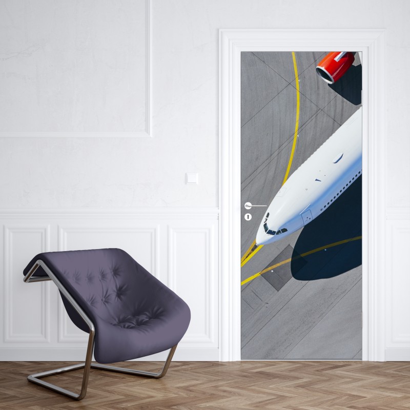 Naklejka na drzwi widok z lotu ptaka na samolot na płycie lotniska – Wallissimo® Naklejka na drzwi widok z lotu ptaka na samolot na płycie lotniska – Wallissimo®