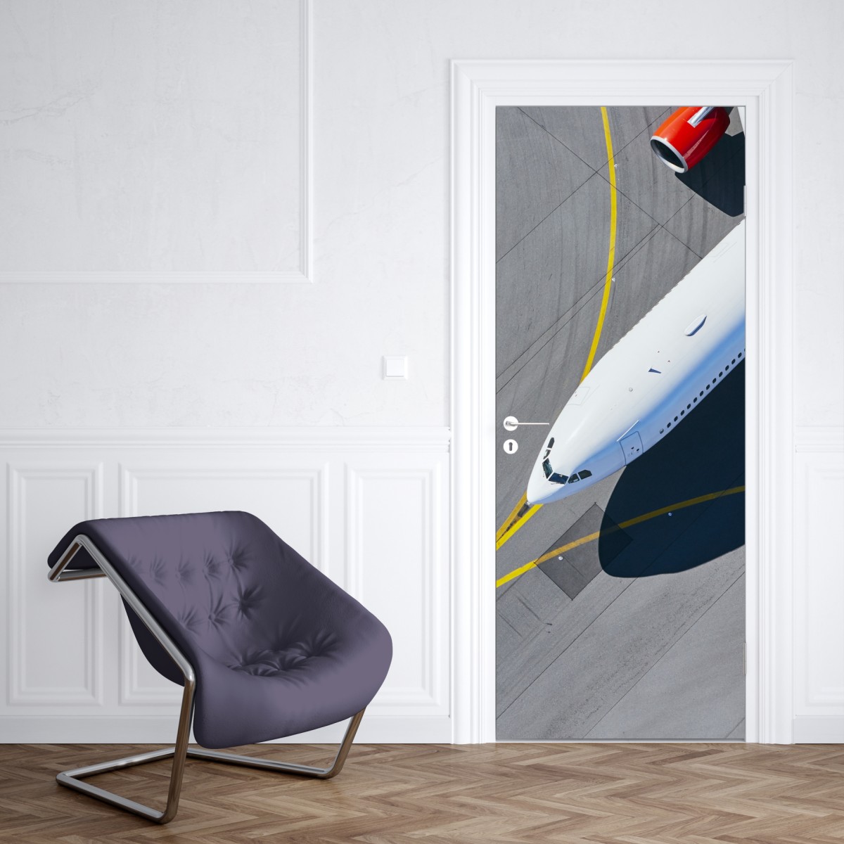 Naklejka na drzwi widok z lotu ptaka na samolot na płycie lotniska – Wallissimo® Naklejka na drzwi widok z lotu ptaka na samolot na płycie lotniska – Wallissimo®