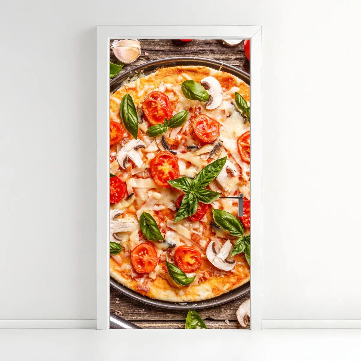 Naklejka na drzwi świeża pizza z bazylią i pomidorkami koktajlowymi – Wallissimo® Naklejka na drzwi świeża pizza z bazylią i pomidorkami koktajlowymi – Wallissimo®