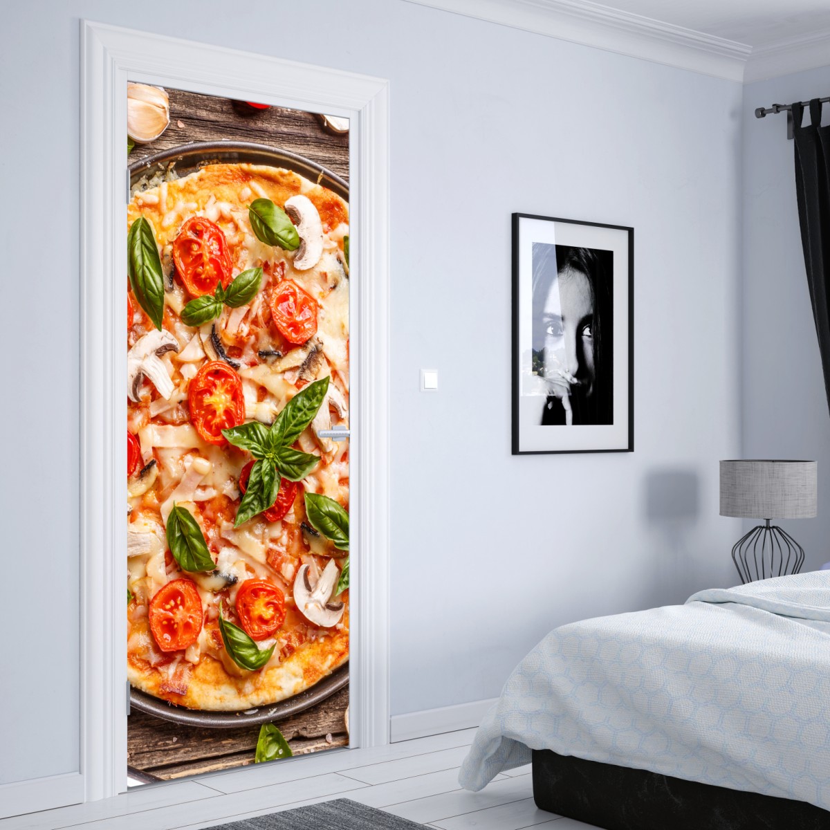 Naklejka na drzwi świeża pizza z bazylią i pomidorkami koktajlowymi – Wallissimo® Naklejka na drzwi świeża pizza z bazylią i pomidorkami koktajlowymi – Wallissimo®