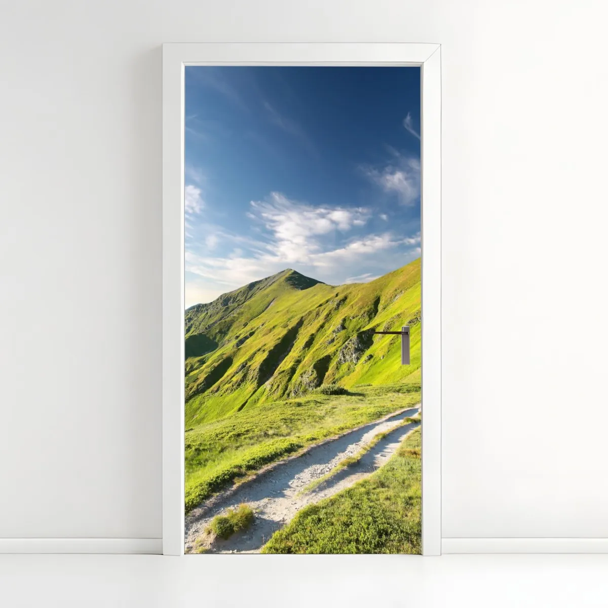 Naklejka na drzwi słoneczny grzbiet górski ze ścieżką – Wallissimo® Naklejka na drzwi słoneczny grzbiet górski ze ścieżką – Wallissimo®