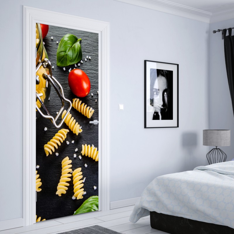 Naklejka na drzwi składniki do makaronu widok z góry z pomidorami i bazylią – Wallissimo® Naklejka na drzwi składniki do makaronu widok z góry z pomidorami i bazylią – Wallissimo®