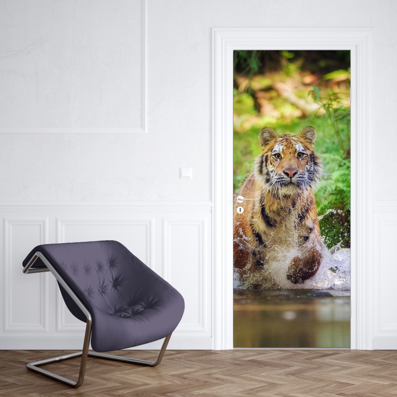 Naklejka na drzwi majestatyczny tygrys w leśnym strumieniu – Wallissimo® Naklejka na drzwi majestatyczny tygrys w leśnym strumieniu – Wallissimo®