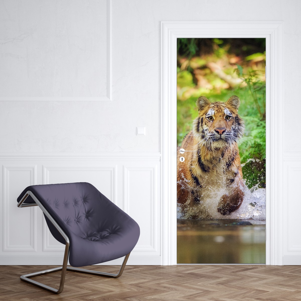 Naklejka na drzwi majestatyczny tygrys w leśnym strumieniu – Wallissimo® Naklejka na drzwi majestatyczny tygrys w leśnym strumieniu – Wallissimo®