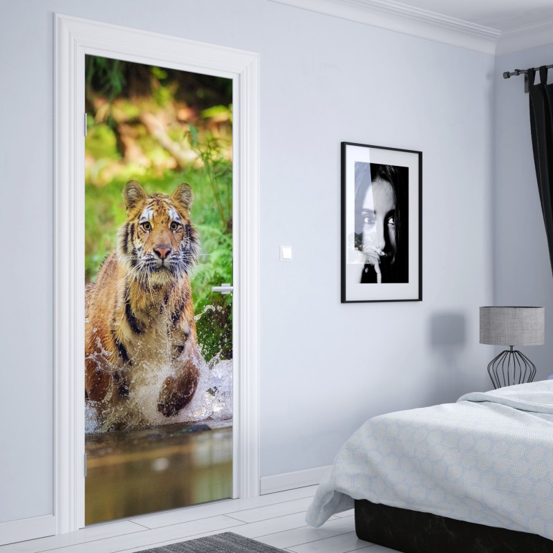 Naklejka na drzwi majestatyczny tygrys w leśnym strumieniu – Wallissimo® Naklejka na drzwi majestatyczny tygrys w leśnym strumieniu – Wallissimo®