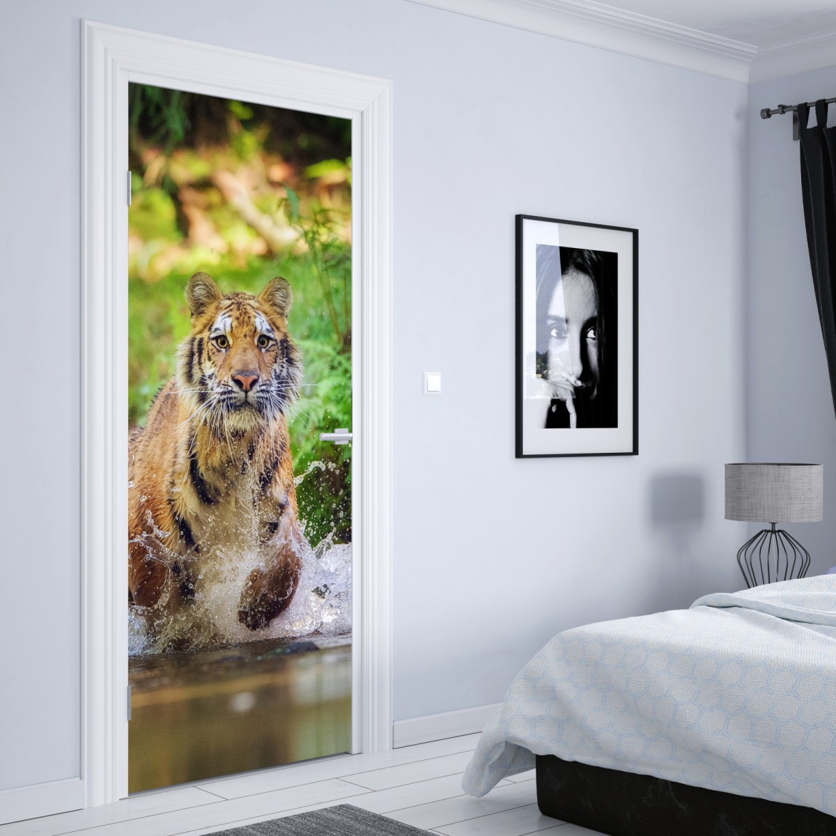 Naklejka na drzwi majestatyczny tygrys w leśnym strumieniu – Wallissimo® Naklejka na drzwi majestatyczny tygrys w leśnym strumieniu – Wallissimo®