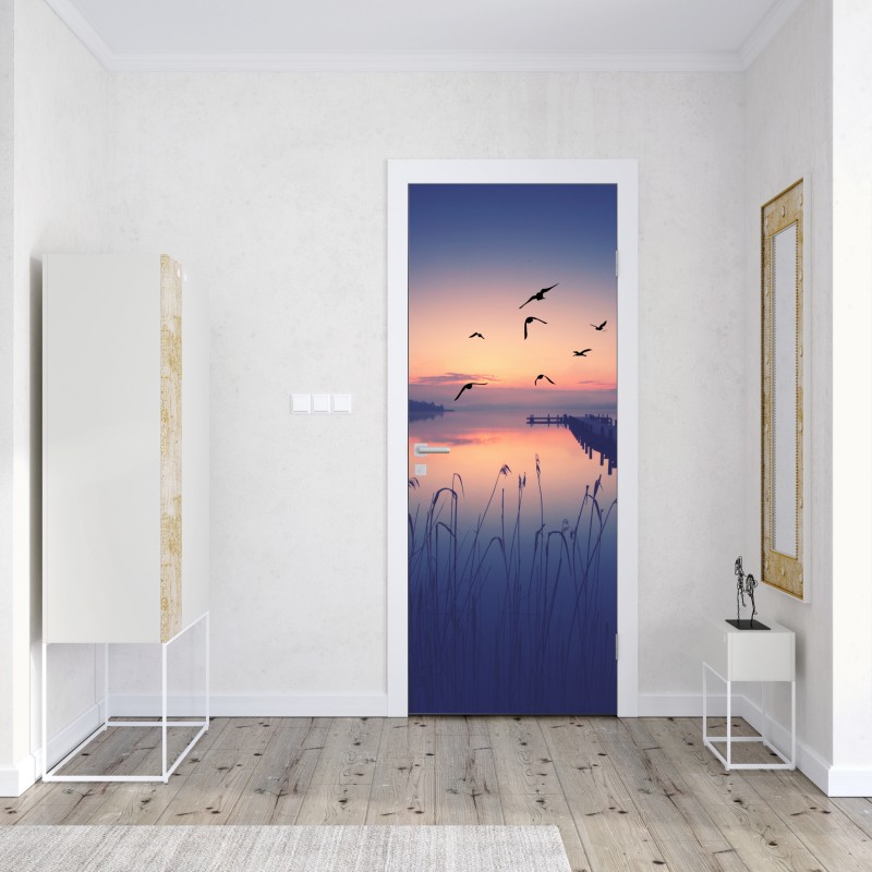 Naklejka na drzwi spokojny wschód nad jeziorem z ptakami – Wallissimo® Naklejka na drzwi spokojny wschód nad jeziorem z ptakami – Wallissimo®