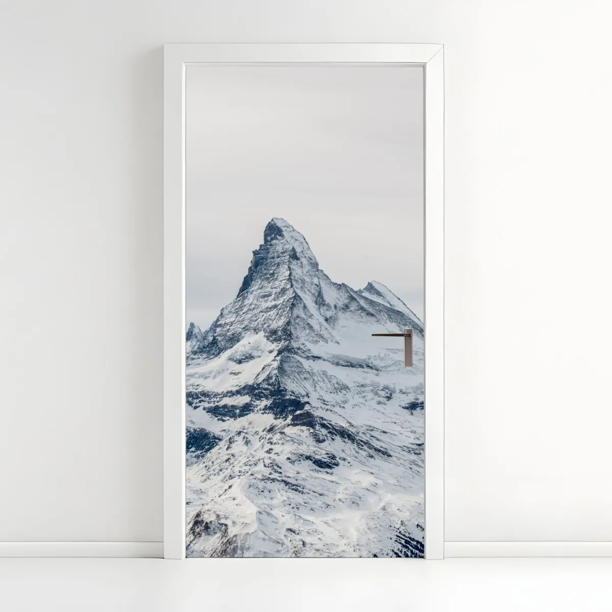 Naklejka na drzwi majestatyczny ośnieżony szczyt górski – Wallissimo® Naklejka na drzwi majestatyczny ośnieżony szczyt górski – Wallissimo®