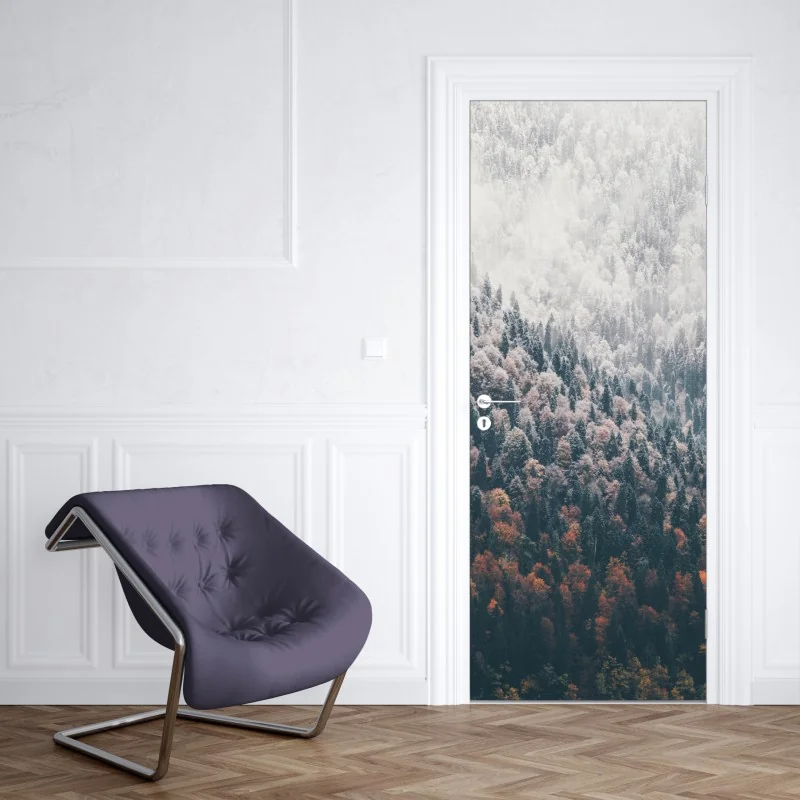 Naklejka na drzwi mglisty jesienny las na śnieżnej górze – Wallissimo® Naklejka na drzwi mglisty jesienny las na śnieżnej górze – Wallissimo®