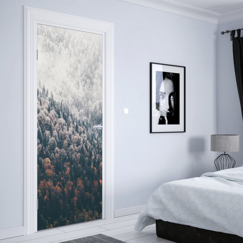 Naklejka na drzwi mglisty jesienny las na śnieżnej górze – Wallissimo® Naklejka na drzwi mglisty jesienny las na śnieżnej górze – Wallissimo®