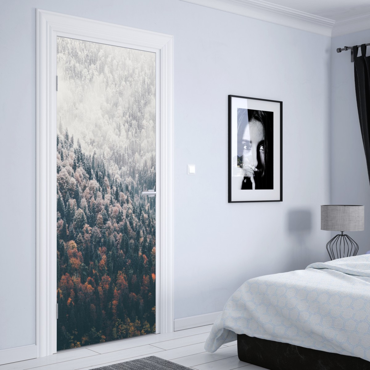 Naklejka na drzwi mglisty jesienny las na śnieżnej górze – Wallissimo® Naklejka na drzwi mglisty jesienny las na śnieżnej górze – Wallissimo®